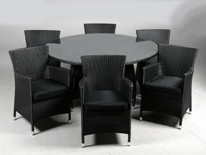 Havemøbler. Seks havestole samt rundt bord, sort polyrattan, aluminium stel. 7