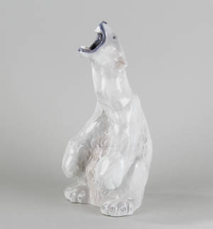 Siddende isbjørn af porcelæn, Kgl.P.
