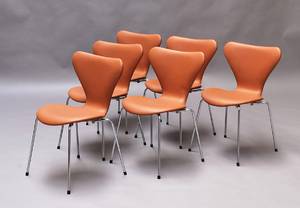 Arne Jacobsen 1902 - 1971. Sæt på seks stole, model 3107, nybetrukket med cognacfarvet læder 6