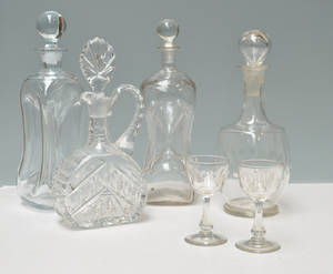 Samling ældre og nyere karafler samt to Derby glas6