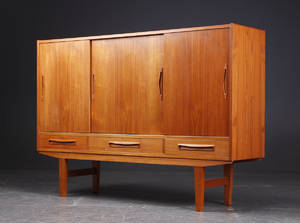 Høj skænk af teaktræ. Dansk møbelproducent. 