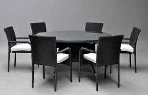 Havemøbler. Seks havestolearmstole samt bord af vejrbestandigt sort polyrattan med glasplade