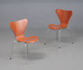 Arne Jacobsen. To Syverstole, model 3107 2