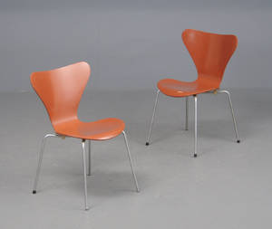 Arne Jacobsen. To Syverstole, model 3107 2