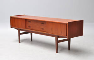 Dansk møbelproducent. Lav skænk i teak, 1950erne