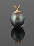 Tahitian pearl pendant.