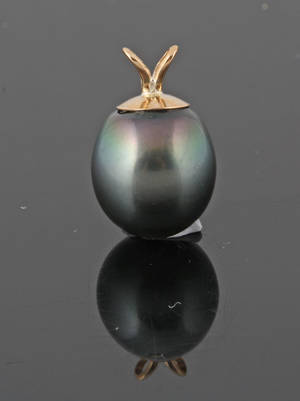 Tahitian pearl pendant.