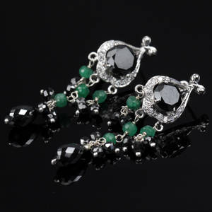 Par diamant og smaragd ørestikker. 