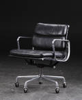 Charles  Ray Eames. Soft Pad kontorstol, model EA 217, sort læder