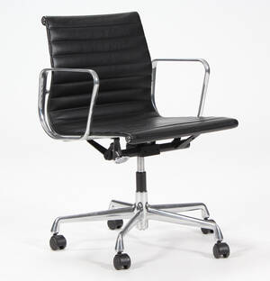 Charles Eames. Kontorstol model EA 117, sort læder