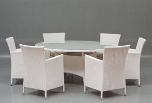 Havemøbler. Seks havestole samt bord, hvid polyrattan 7 