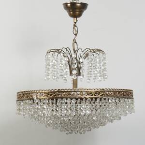 TAKLAMPA behängd med prismor