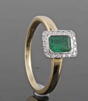 Diamond ring in 14kt with emerald approx. 0.08ct