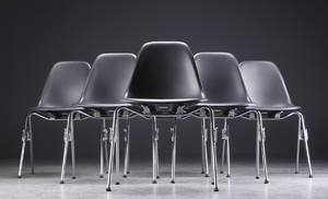 Charles Eames. Sæt på seks skalstole, sorte, to slags underslet medfølger 6 