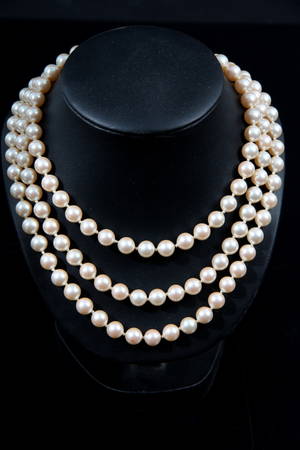 Perlecollier. Cremefarvede kulturperler, L. 125 cm.