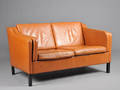 Dansk møbelproducent. To-personers sofa af brunt læder