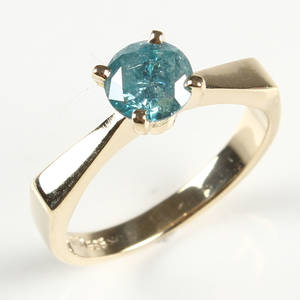 Ring, guld med brillant. Ca. 0.83 ct