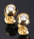 Et par solitaire- brillantørestikker af 18 kt. guld prydet med to brillantslebne diamanter, i alt ca. 0.30 ct.