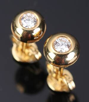 Et par solitaire- brillantørestikker af 18 kt. guld prydet med to brillantslebne diamanter, i alt ca. 0.30 ct.