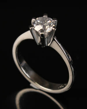 Solitairering af rhodineret guld med brillant på ca. 0.84 ct. 