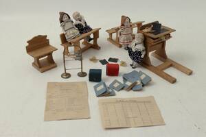 Dockmöblerdockor, Skolbänkar mm