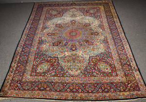Semiantik Tabriz tæppe. 394 x 275 cm.