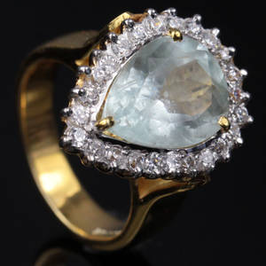 Aquamarine og hvid safir ring.