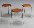 Arne Jacobsen Tre taburetter, teak 3