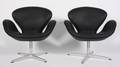 Arne Jacobsen 1902 - 1971. Par svaner betrukket med sort læder 2 Denne auktion er annulleret - se nu vare 1972171