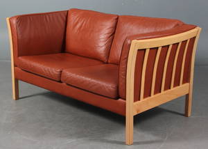 Stouby. To-pers.sofa betrukket med rødbrunt læder.  