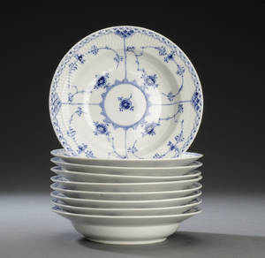 Kgl. Porcelæn, musselmalet halvblonde. Ni tallerkner 9