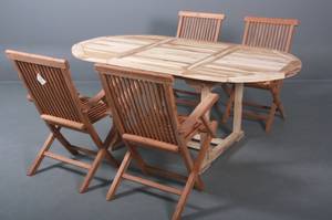 Havemøbelsæt bestående af bord samt fire armstole. 5