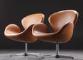 Arne Jacobsen. Par Svane lænestole, cognacfarvet læder 2