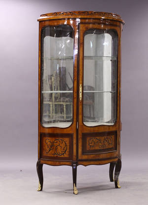 Vitrineskab, rococo form