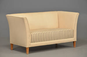 To-pers. sofa betrukket med lys savak uld