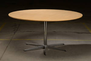 Arne Jacobsen. Cirkulært spisebord af bøgetræ