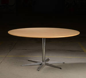 Arne Jacobsen. Cirkulært spisebord af bøgetræ