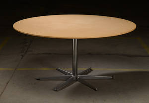 Arne Jacobsen. Cirkulært spisebord af bøgetræ