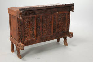 Skænk i brunbejset eksotisk træ med udskæringer og dyre motiver.