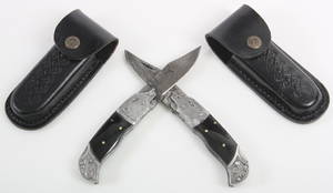 To håndlavede jagtknive garveret m vildsvin, m.m. Tilhørende skede.   