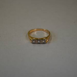 Guldring med 3 stenar 18 K