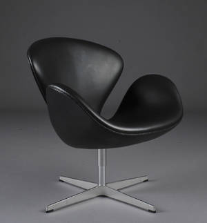 Arne Jacobsen. Svanen betrukket med sort læder