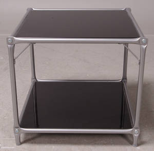 Litet sidobord i glas och metall