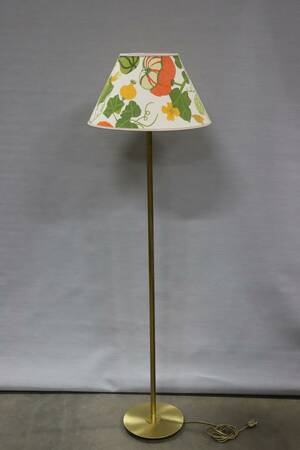 Golvlampa i mässing med tygskärm