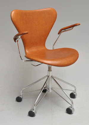 Arne Jacobsen. Kontorstol med armlæn, model 3217 nybetrukket med cognacfarvet anilinlæder