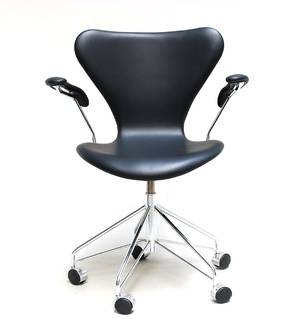 Arne Jacobsen. Kontorstol med armlæn, model 3217 nybetrukket med sort læder