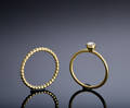 To ringe af 18 kt guld en med diamant, Jane Kønig