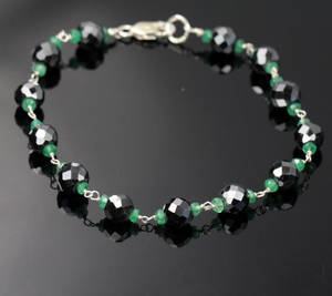 Smaragd og diamant armbånd.