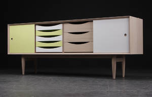 J  P Design. Fritstående skænk i egetræ model reversible.