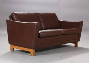 To-pers. sofa, brunt skind, egetræ